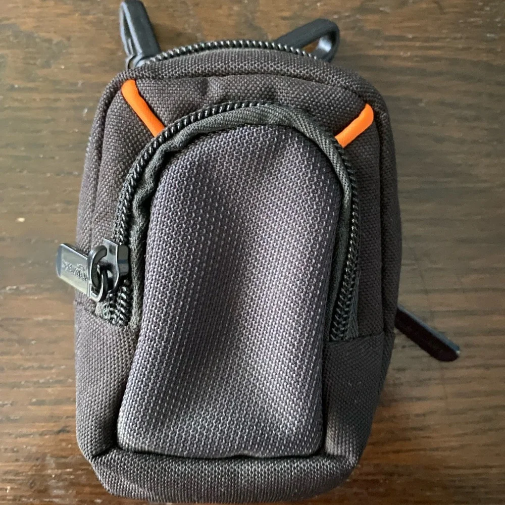 Amazon Basics Medium Point and Shoot Camera Case - 5 x 3 x 2 Inches, Black